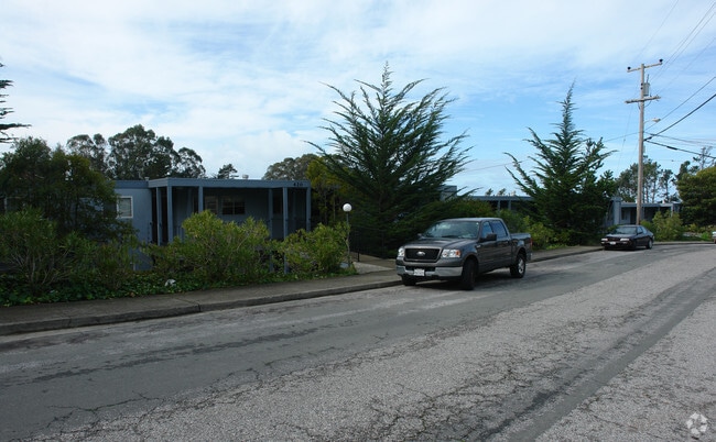 Building Photo - 412-420 Norfolk Dr