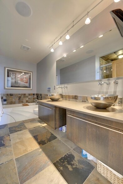 Building Photo - 521 S 7th St