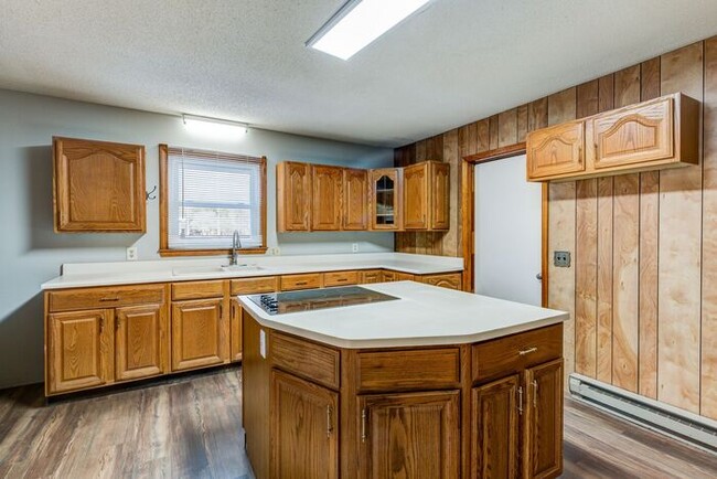 Building Photo - Colfax - Charming house with new flooring,...