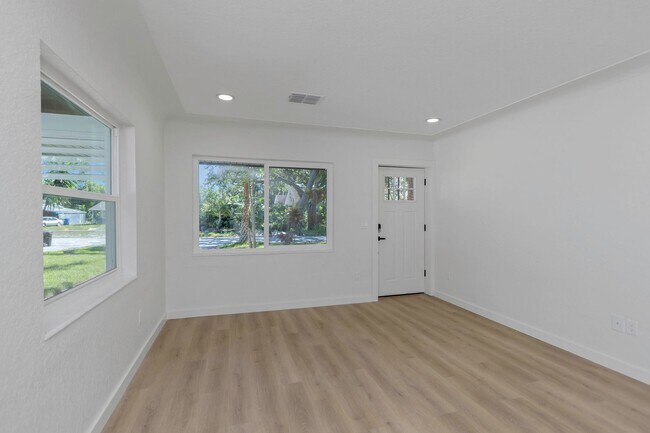 Building Photo - 2710 Boca Ciega Dr N