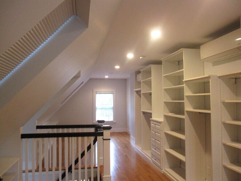 Building Photo - 567 Commonwealth Ave