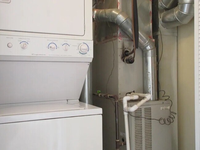 Building Photo - Residences At Ridge (6414)