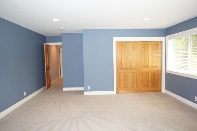Building Photo - Spectacular NW Portland 4 bedroom with gue...