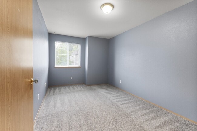 Building Photo - Spacious Townhome with Fenced In Back Yard