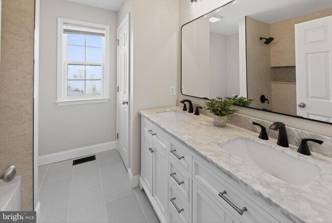 Building Photo - 208 Liberty Cir