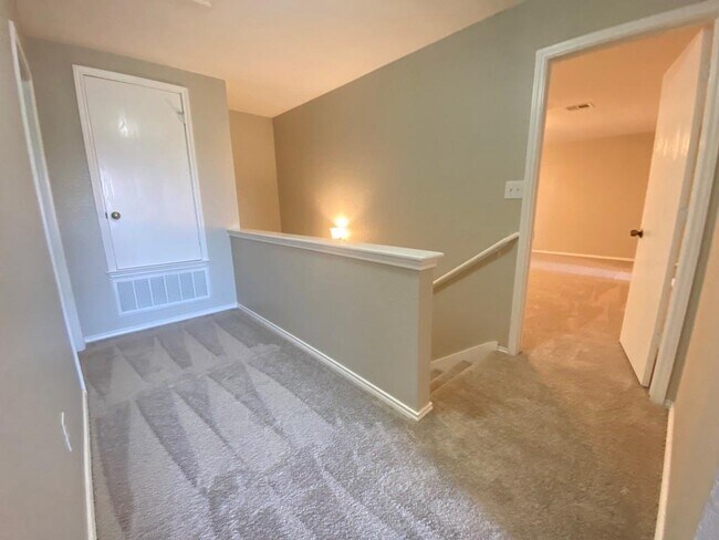 Building Photo - 330 Mistletoe Ln