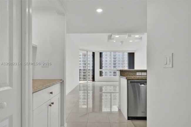 Building Photo - 520 Brickell Key Dr