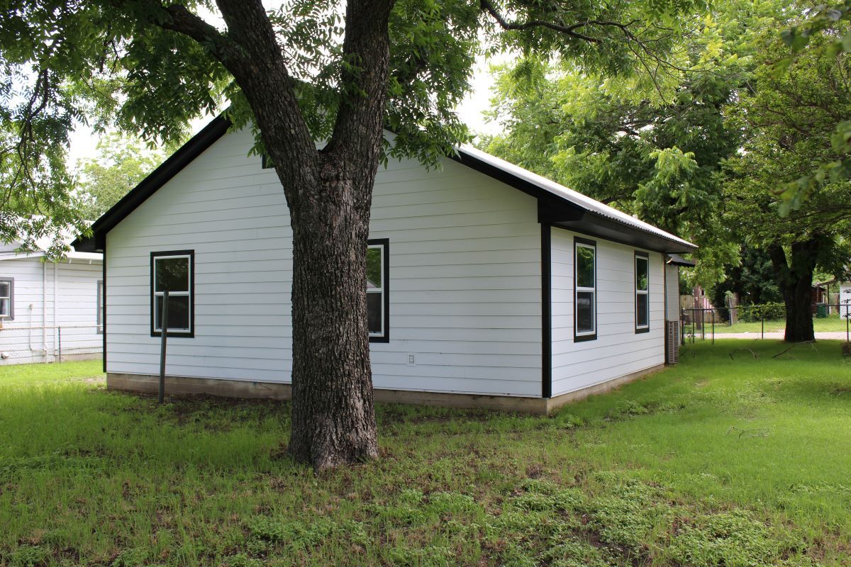 Building Photo - 1045 W Pecan St