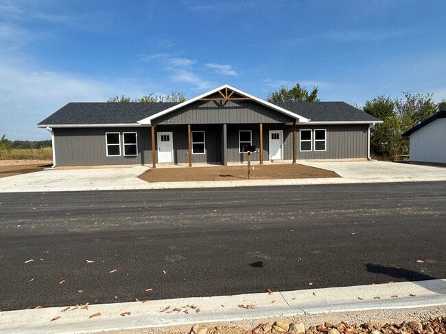 Primary Photo - 585 Panich St