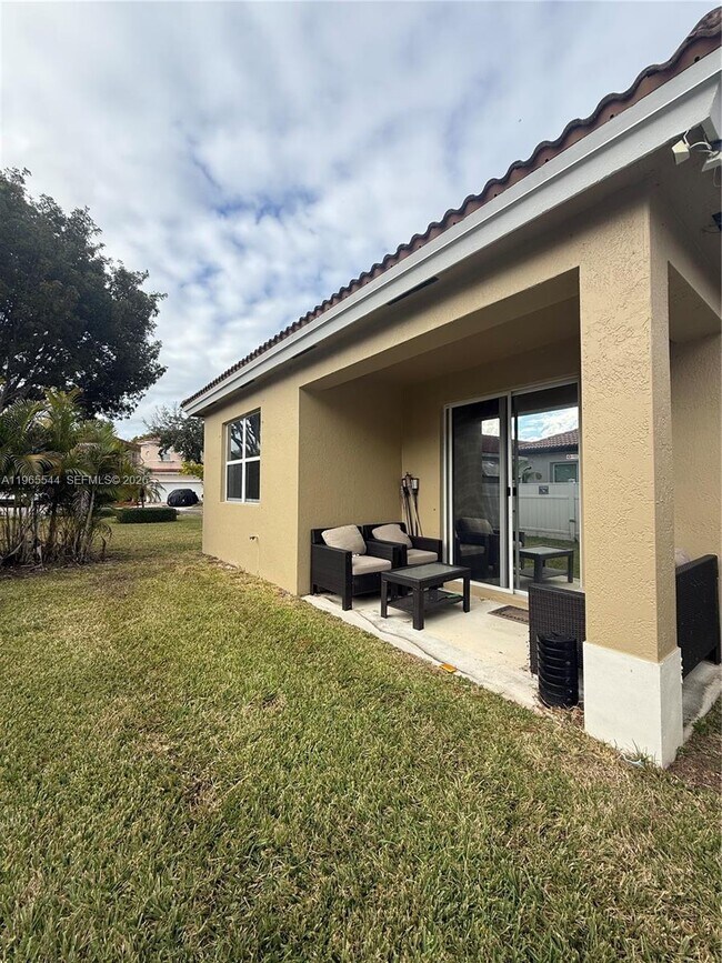 Building Photo - 3910 NE 13th Dr