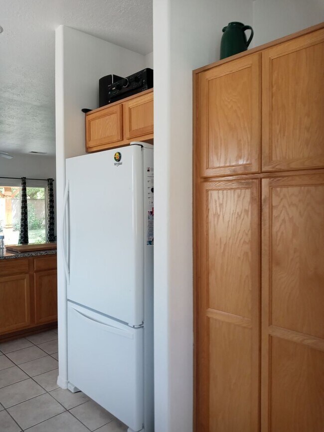 Building Photo - GREAT AREA!