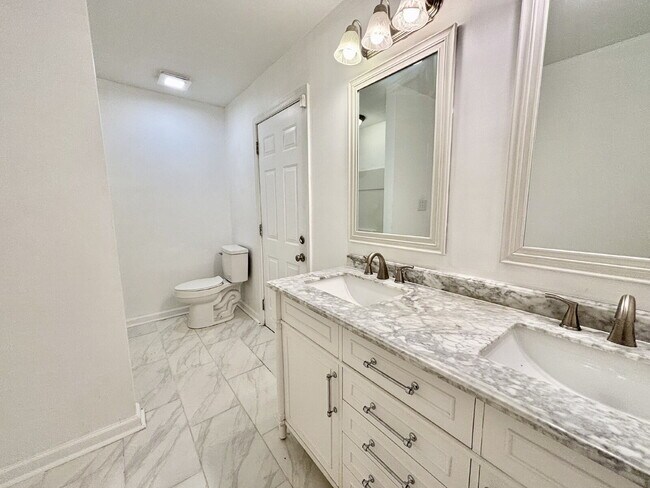 Building Photo - Gorgeous Updated Home in Virginia Beach!