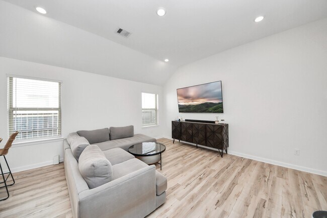 Building Photo - 1114 Bulwark
