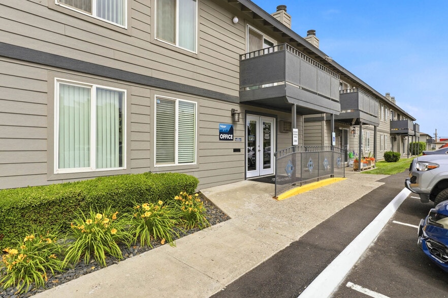 Building Photo - Highlander Apartments