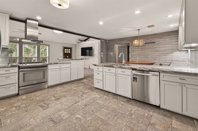 Building Photo - 717 W 30th St