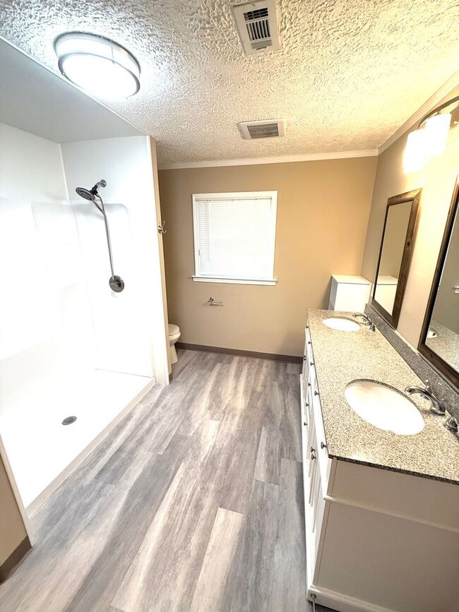 Building Photo - ** 3 bed 2 bath located off perry hill ** ...