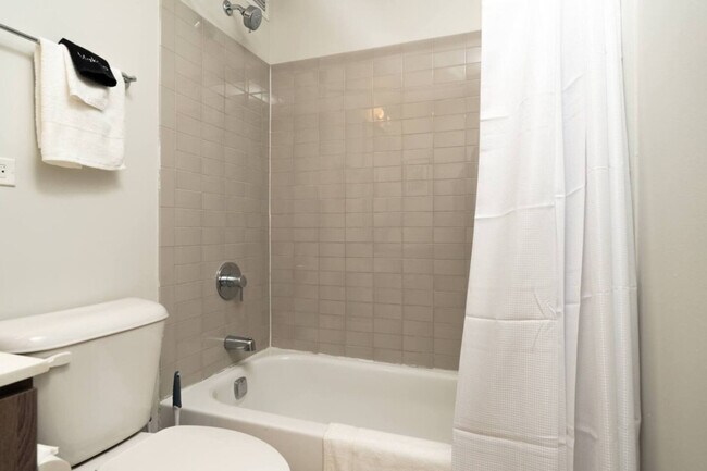 Building Photo - 901 S Ashland Ave