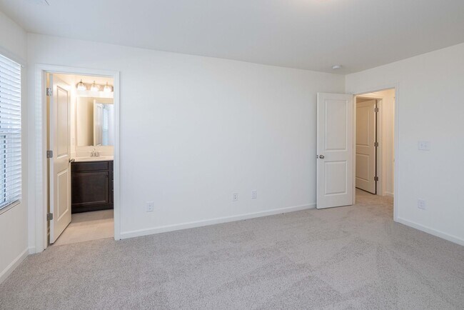 Building Photo - 3BD Townhome Convenient to Hwy 74/ Minutes to Bypass - MOVE IN READY