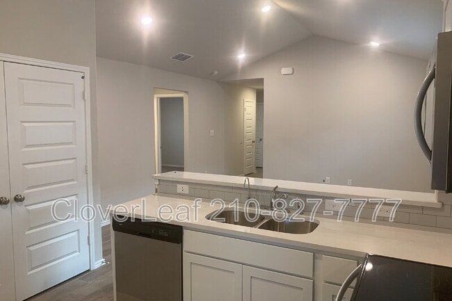 Building Photo - 2172 Darst Dr