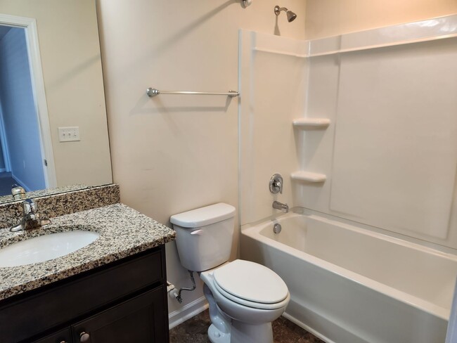 Building Photo - 4 Bedroom For rent