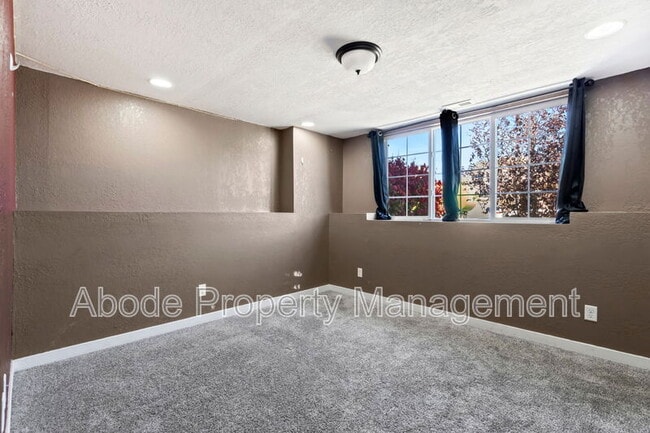 Building Photo - 2829 Avocado Ave