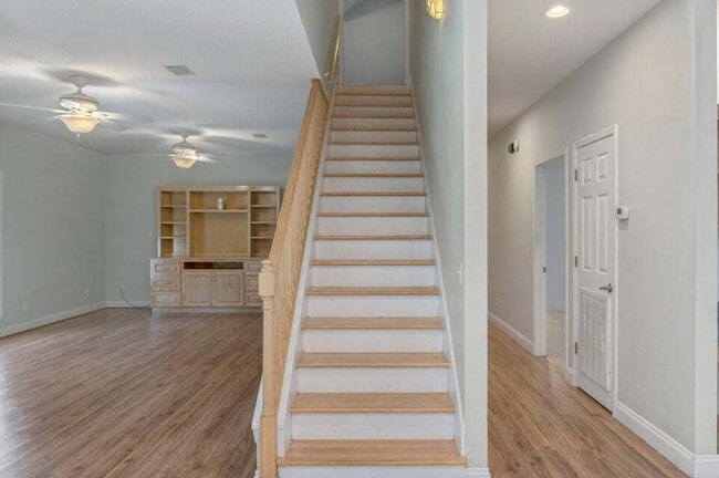 Building Photo - A spacious four bedroom, two and a half bathroom home located in the heart of the DeFuniak Spring...