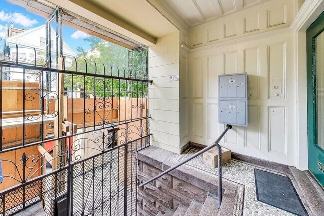 Building Photo - 528 Ashbury St