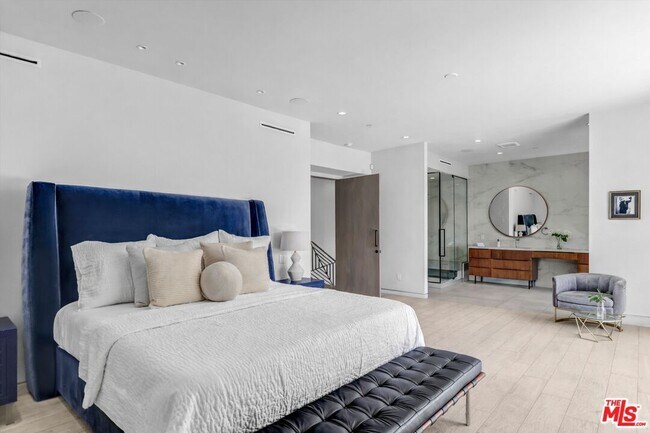 Building Photo - 1724 N Sierra Bonita Ave