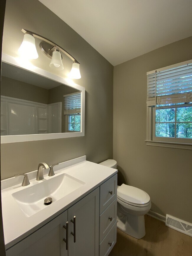 Building Photo - Spacious 2-Bed, 2-Bath Home in Simpsonvill...