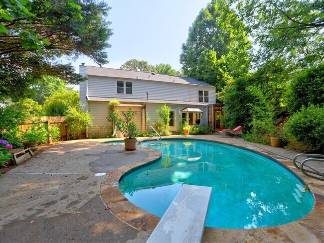 Building Photo - 4512 Woodlawn Lake Dr