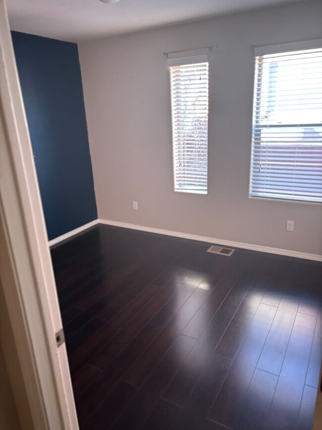Building Photo - Executive 2 story Town house 4 Bedroom 3 b...