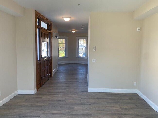 Building Photo - 129 Kenoza Ave