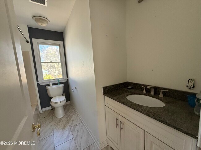 Building Photo - 605 Farrelly Ave