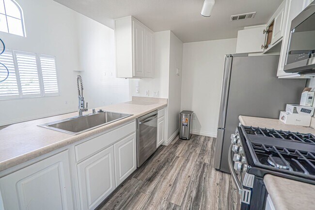 Building Photo - 1 Bedroom + Loft in the Bordeaux Community of Saugus!