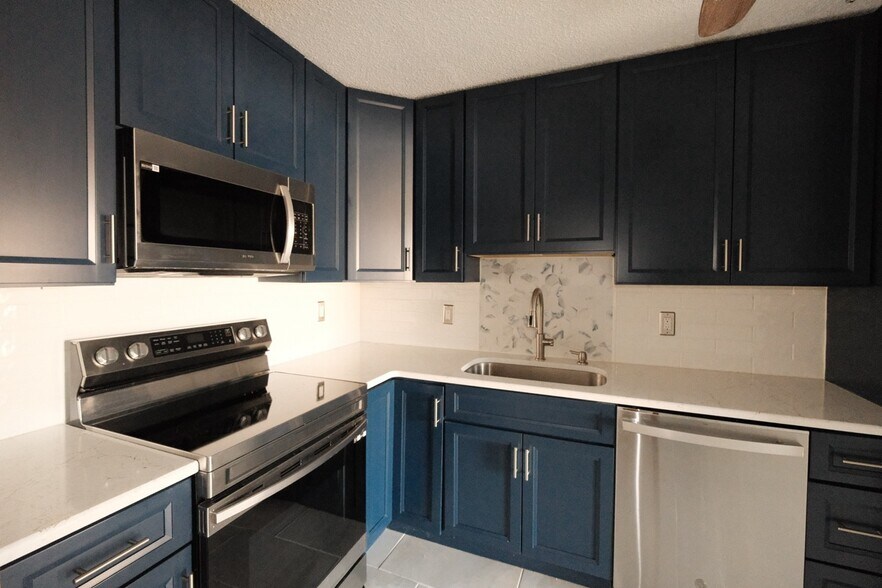 Building Photo - 10 N Wood Ave