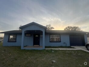 Building Photo - Marion Oaks home