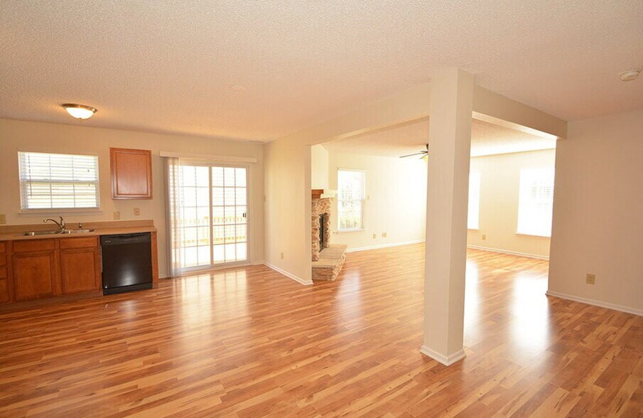 Building Photo - 15459 Border Dr