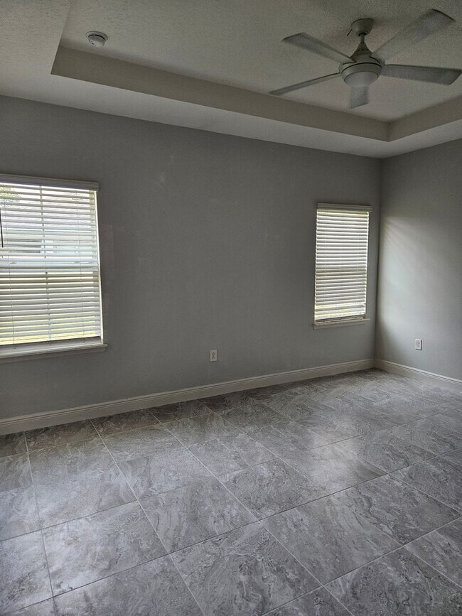 Building Photo - 4 Bedroom 2 bath beautiful spacious home i...