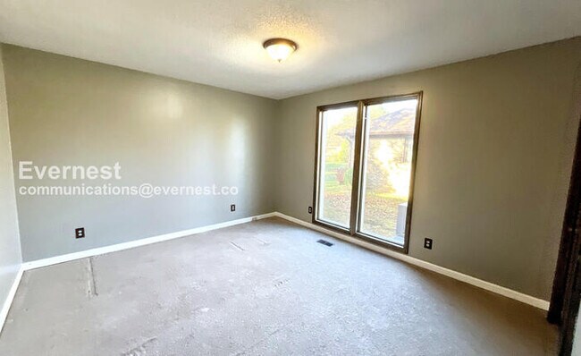 Building Photo - 3 Bed/2 Bath Home with Garage / Pet-Friend...