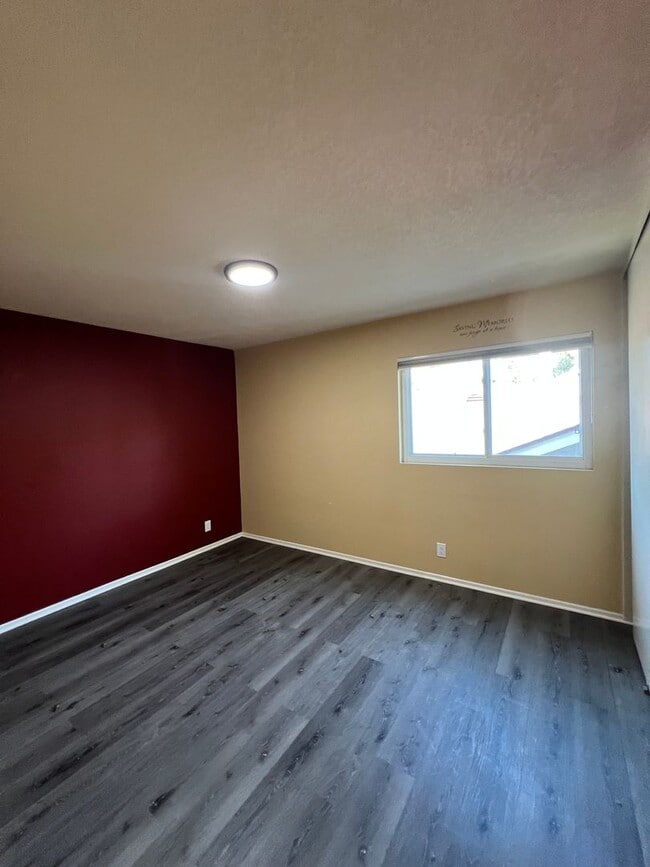 Building Photo - Lake Forest House with 4 bed 2 bath plus loft