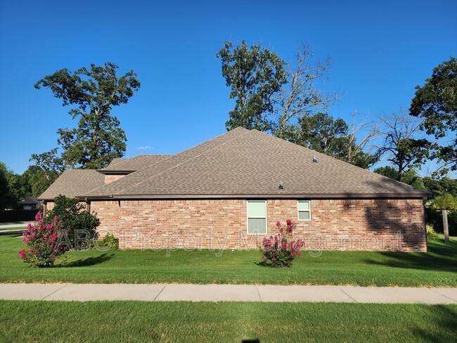 Building Photo - 5009 E Truman Ln