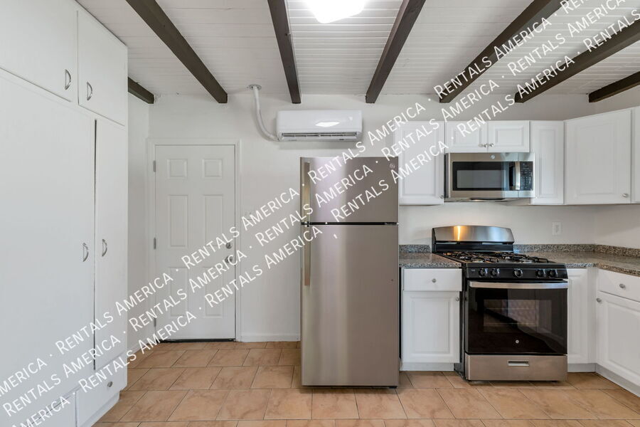 Building Photo - 3050 N Sparkman Blvd