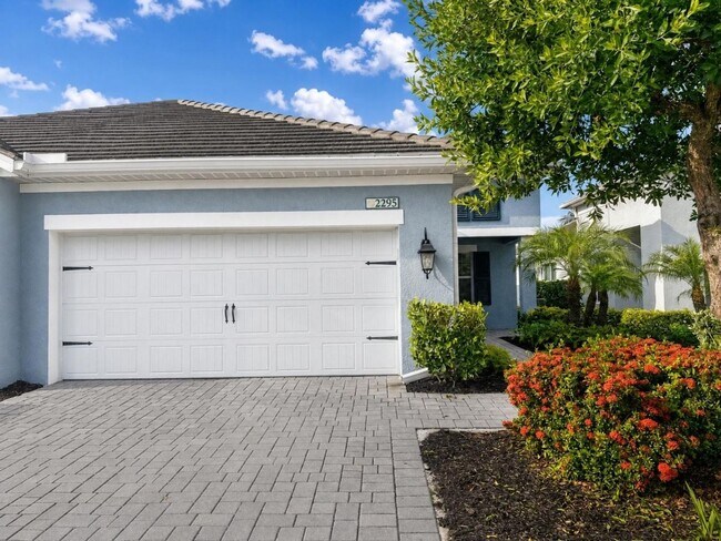 Building Photo - Lake View attached villa 2 bed/2 bath and a den