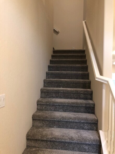 Building Photo - 2047 W Sunnyview Ave