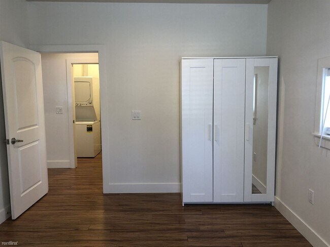 Building Photo - 3 br, 1 bath 4plex - 2100 Market St #B