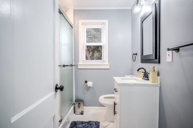 Building Photo - 176 Grand Ave