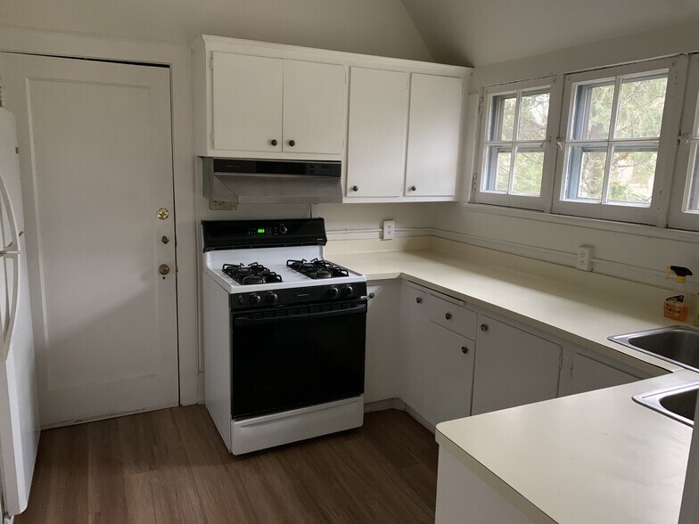 Kitchen - 2863 N Lake Dr