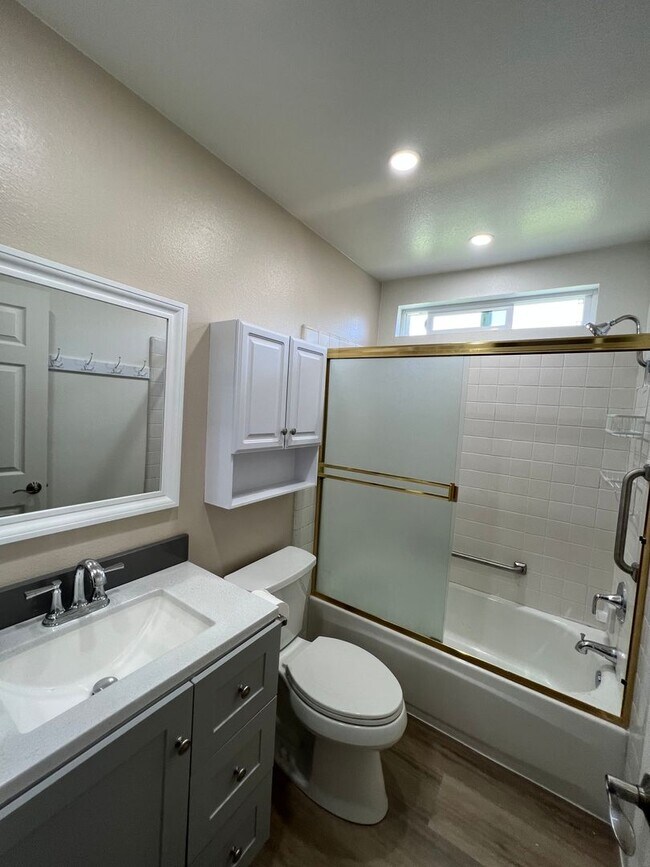 Building Photo - Updated 2 bed / 2 bath Capri in Leisure Vi...