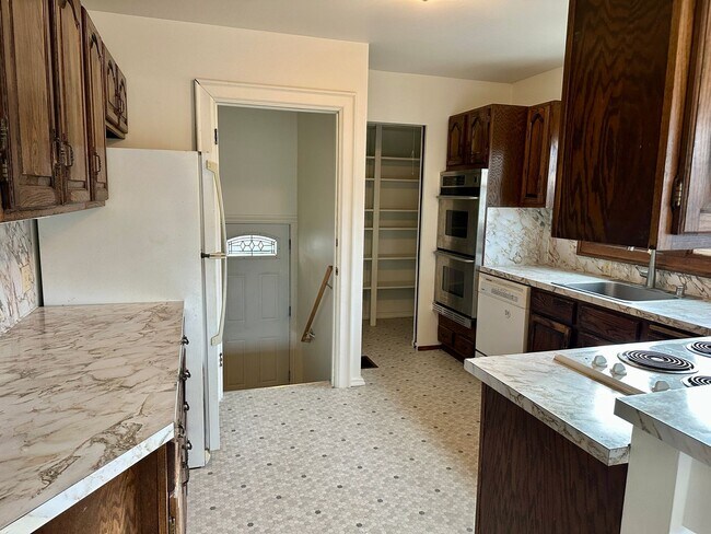 Building Photo - Maple Leaf 3 bedroom