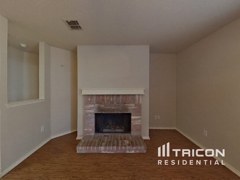 Building Photo - 8769 Garden Springs Dr